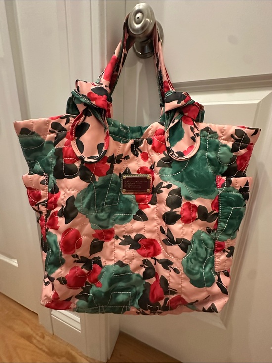 Marc Jacobs Handbags - Marc Jacobs Quilted Floral Tote With Matching Pouch